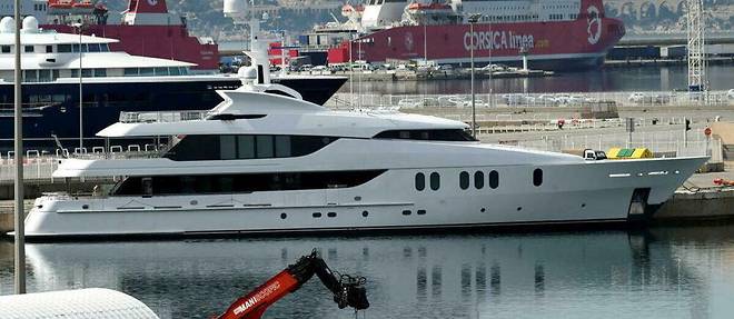 Le yacht « Rahil » appartenant à un oligarque russe proche de Vladimir Poutine a été immobilisé par les douanes dans le port de Marseille (photo du 15 avril 2022).
