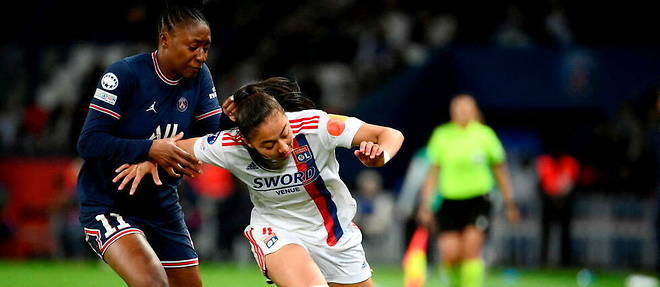 La defenseure de Lyon Selma Bacha (R) contre l'attaquante du Paris Saint-Germain Kadidiatou Diani, lors de la demi-finale retour de la Ligue des champions feminine, le 30 avril 2022.
 
