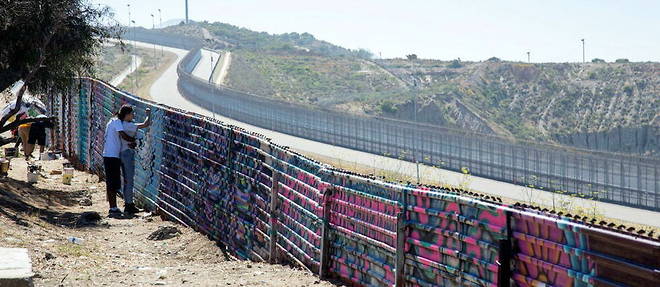 Le mur qui separe le Mexique des Etats-Unis.
