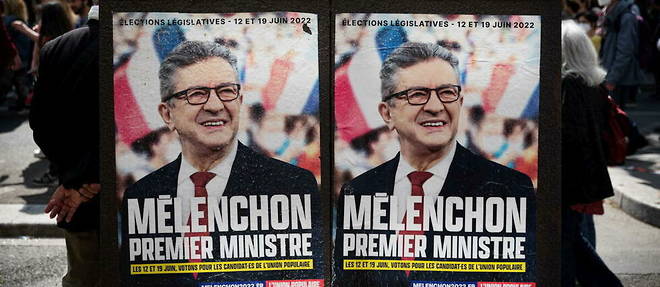 Jean-Luc Melenchon, de La France Insoumise, sur des affiches de campagne a Paris, le 1er mai 2022. 

