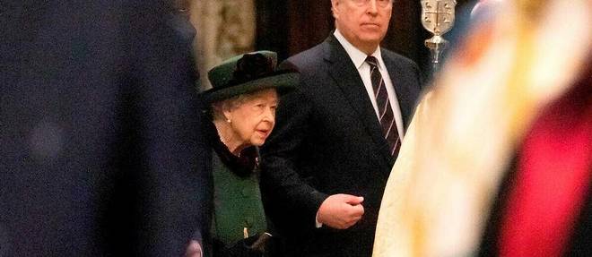 Elizabeth a affiché son soutien à son fils le prince Andrew en apparaissant à ses côtés le 29 mars dernier à l’abbaye de Westminster. 
