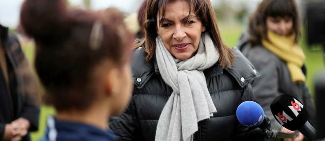 Anne Hidalgo lors d'une visite d'un centre sportif a Cachan, pres de Paris, le 6 avril 2022. 
