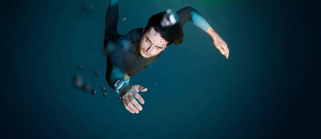 L'apneiste Arnaud Jerald a battu, pour la quatrieme fois, le record du monde de sa discipline a Long Island aux Bahamas, a l'occasion du Vertical Blue, en descendant a 117 metres de profondeur. 
