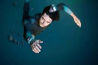 L'apnéiste Arnaud Jérald a battu, pour la quatrième fois, le record du monde de sa discipline à Long Island aux Bahamas, à l’occasion du Vertical Blue, en descendant à 117 mètres de profondeur. 
