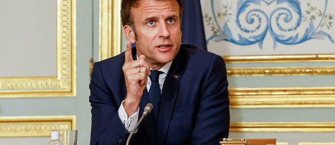 Emmanuel Macron participe a une visioconference elargie avec le groupe Quint, comprenant les Etats-Unis, le Japon, le Canada, l'Allemagne, l'Italie, le Royaume-Uni et les dirigeants de l'UE, consacree a la guerre en Ukraine, le 19 avril 2022 a l'Elysee. 
