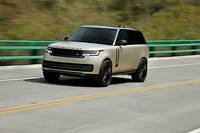 Le nouveau Range Rover gagne en agilité et en maniabilité grâce à ses 4 roues directrices.
