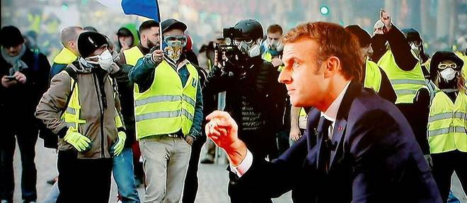 Emmanuel Macron, interrogé sur TF1 en décembre 2021, devant des images de Gilets jaunes. 
