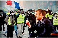 Emmanuel Macron, interrogé sur TF1 en décembre 2021, devant des images de Gilets jaunes. 
