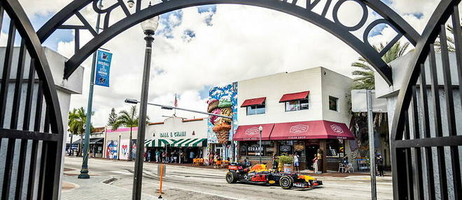 La F1 va connaitre a Miami (Floride) un tout nouveau terrain de jeu avec, a la cle, un succes commercial : les places ont toutes ete vendues... en moins d'une heure !
