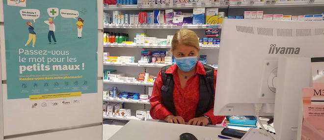 Veronique Prie dans sa pharmacie a Lorient.
