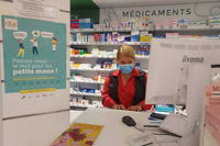 Véronique Prié dans sa pharmacie à Lorient.

