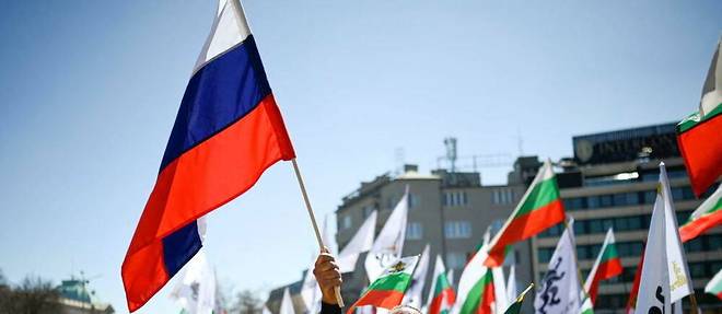 Le 6 avril 2022, des drapeaux bulgares et russes sont agités devant le parlement à Sofia à l'occasion d'une manifestation prorusse.
