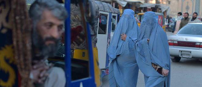 Deux femmes portant une burqa a Herat en Afghanistan.
