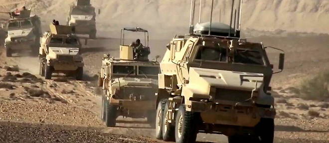Des vehicules blindes de transport de troupes (APC) de l'armee egyptienne roulant dans le desert du Sinai. (illustration)
 
