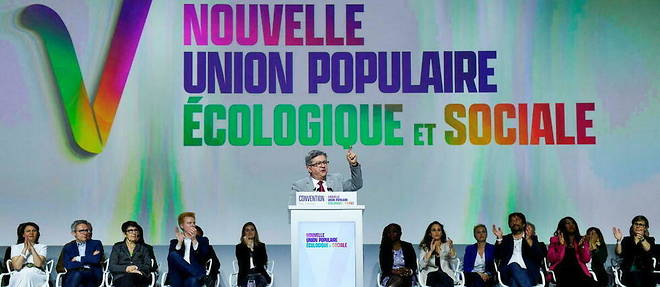 Jean-Luc Melenchon entoure des chefs et des cadres des partis de gauche formant la Nouvelle Union populaire ecologique et sociale.
