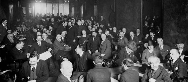 Reunion, vers 1935, du Comite central du Parti socialiste au Cafe du Globe, boulevard de Strasbourg. Au centre, Leon Blum, dirigeant national de la SFIO, et Pierre Mendes-France. 
