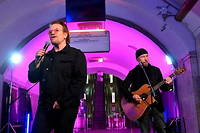 Guerre en Ukraine&nbsp;: Bono, de U2, en concert dans le m&eacute;tro de Kiev