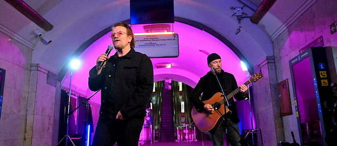 Bono, leader du groupe U2, et le guitariste David Howell Evans, dans une station de metro de Kiev, le 8 mai 2022.
 

