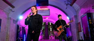 Bono, leader du groupe U2, et le guitariste David Howell Evans, dans une station de métro de Kiev, le 8 mai 2022.
 
