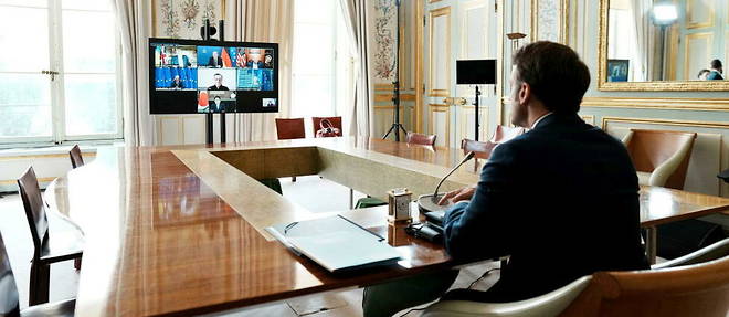 Emmanuel Macron participe a une visioconference avec les dirigeants du G7 sur l'Ukraine a l'Elysee a Paris, le 8 mai 2022. 
 
