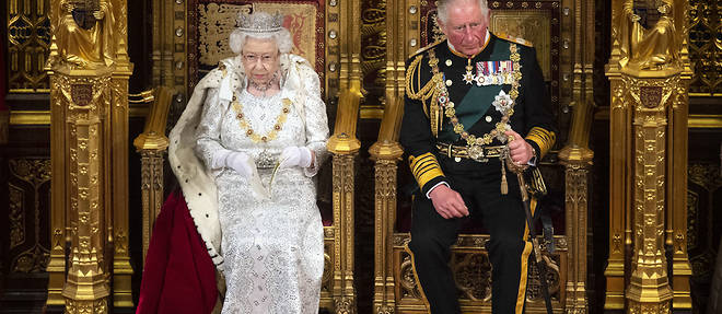 La reine Elizabeth II avec le prince Charles, lors de l'ouverture officielle du Parlement a Londres, le 14 octobre 2019. 
