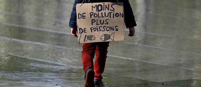 Une marche Look up a Paris, le 9 avril 2022.
 
