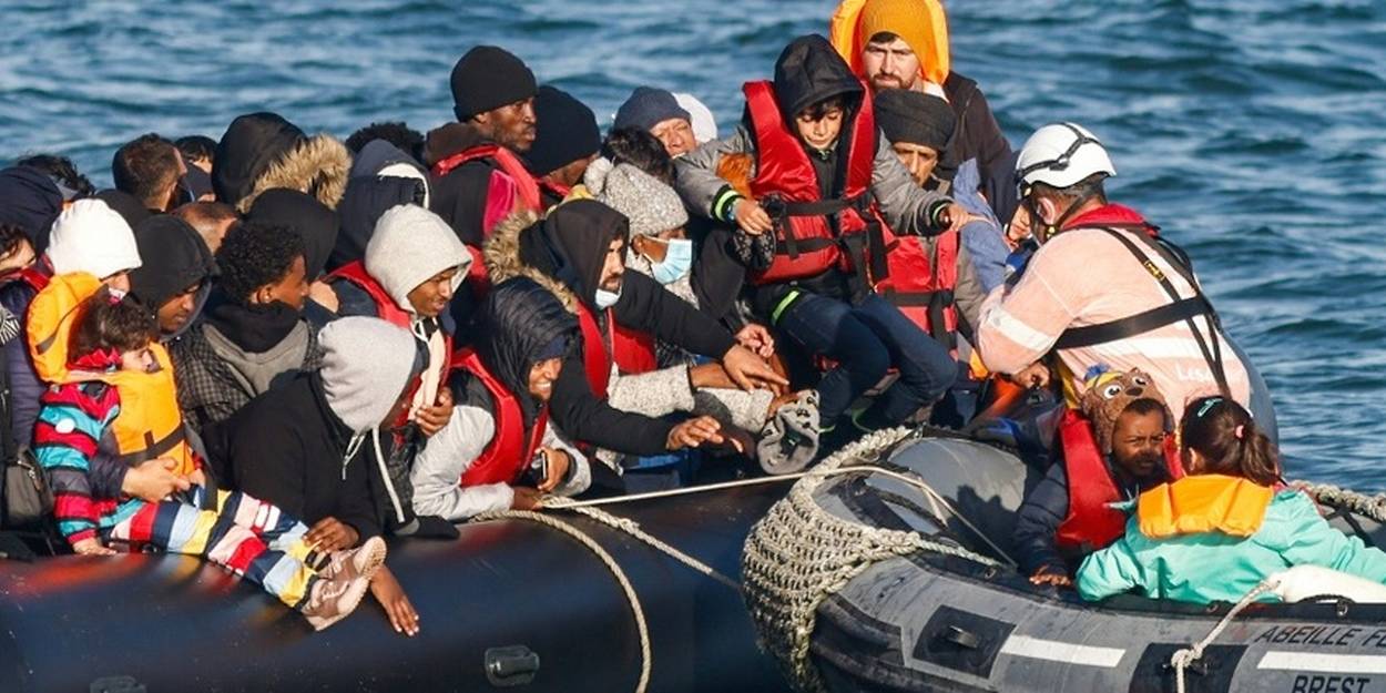 Traversées de la Manche : 13 migrants à bord d'un petit bateau de plaisance  secourus au large de Calais, petit bateau