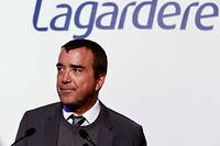 Arnaud Lagardere veut etre le gerant-commandite de la future SCA destinee a abriter Europe 1, deja rappelee a l'ordre.
