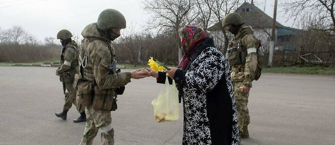 Une habitante de la region de Kherson donnant des provisions a un militaire russe (photo d'illustration).
