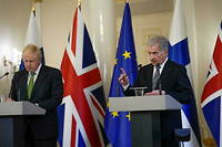Boris Johnson et Sauli Niinisto en conférence à Helsinki, mercredi 11 mai.
