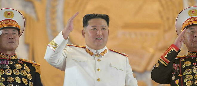 Kim Jong-un, qui a ferme les frontieres de la Coree du Nord depuis deux ans, a pris de nouvelles mesures de restrictions apres l'apparition du Covid-19 sur son territoire.
