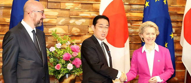 Ursula von der Leyen (a droite), serrant la main du Premier ministre japonais Fumio Kishida, avec Charles Michel (a gauche), le 12 mai 2022.
