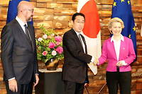 Ursula von der Leyen (à droite), serrant la main du Premier ministre japonais Fumio Kishida, avec Charles Michel (à gauche), le 12 mai 2022.
