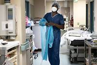 Un infirmier au service de reanimation Covid-19 du Centre hospitalier prive de l&#039;Europe, a Port-Marly, le 25 mars 2021.<br />
