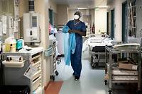Un infirmier au service de reanimation Covid-19 du Centre hospitalier prive de l'Europe, a Port-Marly, le 25 mars 2021.
