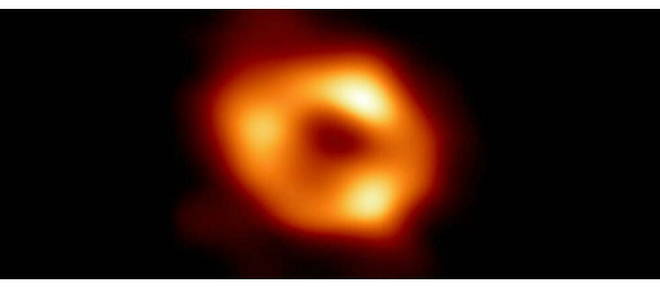 Voici la premiere image de Sgr A*, le trou noir supermassif situe au centre de notre galaxie, capturee par l'Event Horizon Telescope (EHT), un reseau reliant huit observatoires radio existants sur la planete pour former un seul telescope virtuel de la taille de notre planete.

