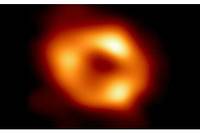 Voici la première image de Sgr A*, le trou noir supermassif situé au centre de notre galaxie, capturée par l'Event Horizon Telescope (EHT), un réseau reliant huit observatoires radio existants sur la planète pour former un seul télescope virtuel de la taille de notre planète.
