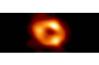Voici la première image de Sgr A*, le trou noir supermassif situé au centre de notre galaxie, capturée par l'Event Horizon Telescope (EHT), un réseau reliant huit observatoires radio existants sur la planète pour former un seul télescope virtuel de la taille de notre planète.
