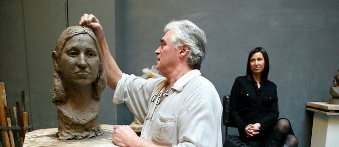 Daniel Druet, en 2003, realisant le buste de Marianne.
