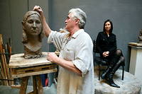 Daniel Druet, en 2003, réalisant le buste de Marianne.
