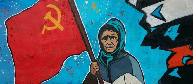 Une fresque murale de << Babouchka Z >> dans le village ukrainien de Dmytrivka pres de Kiev.
