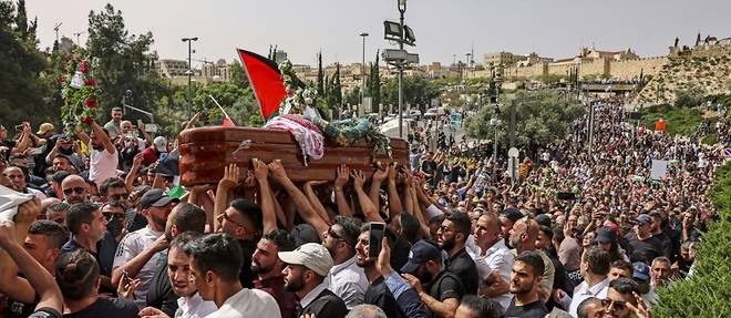 La journaliste Shireen Abu Akleh enterree a Jerusalem, un incident suscite un tolle
