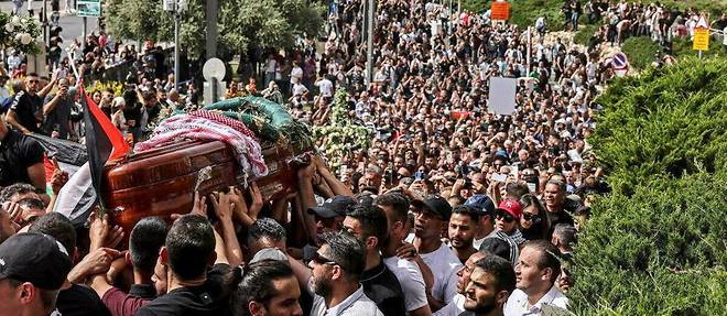 Le cercueil de la journaliste abattue, porté par la foule à Jérusalem le 13 mai.
