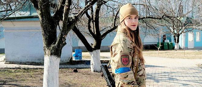  Sophia, étudiante en médecine, s’est engagée comme infirmière auxiliaire dans l’Armée des volontaires  (ici, le 14 mars, à Kiev) .  ©BELORUSETS