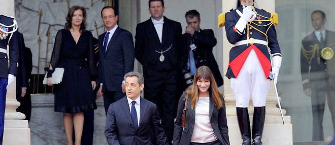 Nicolas Sarkozy et Carla Bruni quittent l'Elysee sous le regard de Francois Hollande et Valerie Trierweiller.
