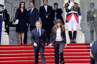 Nicolas Sarkozy et Carla Bruni quittent l'Elysee sous le regard de Francois Hollande et Valerie Trierweiller.
