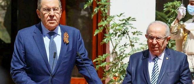 Autant à Sergueï Lavrov, chef de la diplomatie russe, qu'au général de corps d’armée Hans-Werner Wiermann, directeur général de l’état-major militaire international de l’Otan, Ramtane Lamamra, ministre algérien des Affaires étrangères, a tenu le langage d'une ligne de crête de neutralité pour son pays. 
