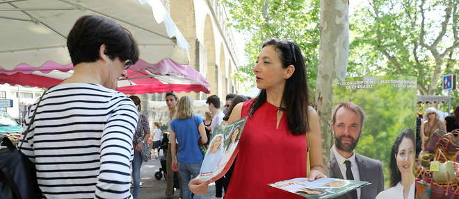 La candidate socialiste dissidente Fatima Bellaredj, soutenue par le maire Michael Delafosse, en campagne ce samedi matin sur le marche des Arceaux a Montpellier. 

