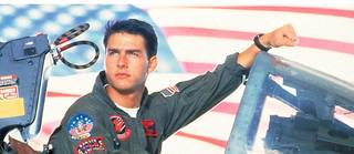 Tom Cruise sur le tournage du premier «  Top Gun » . Il présente au festival de Cannes «  Top Gun Maverick »  hors compétition.
