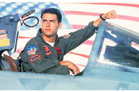 Tom Cruise sur le tournage du premier <<  Top Gun >> . Il presente au festival de Cannes <<  Top Gun Maverick >>  hors competition.

